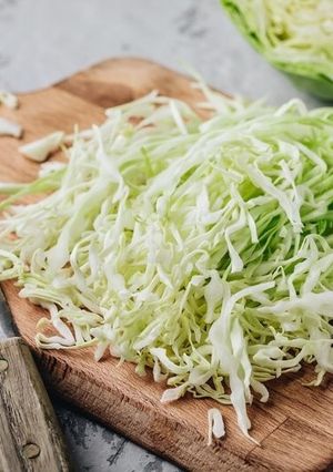 Una foto de Ensalada de col con leche y queso