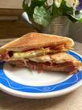 Planchadito de jamón serrano y brie