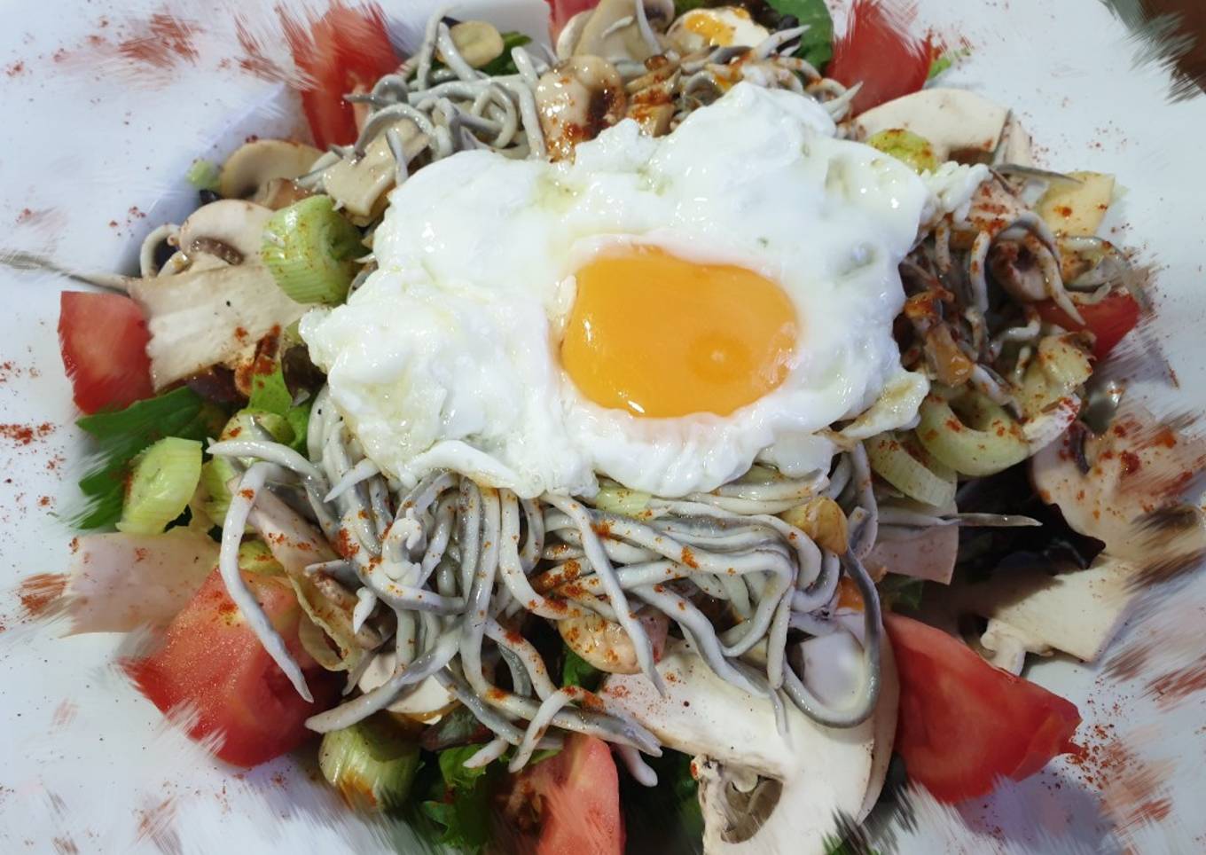 Ensalada templada con gulas y huevo a la plancha