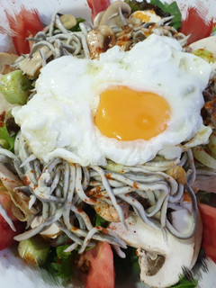 Una foto de Ensalada templada con gulas y huevo a la plancha