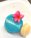 Mousse de piloncillo con glaseado espejo y jelly de tejocote, de
