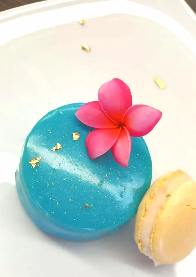 Una foto de Mousse de piloncillo con glaseado espejo y jelly de tejocote, de
