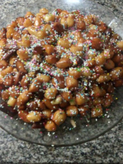 Una foto de Struffoli una dulce golosina italiana de la región de Sicilia