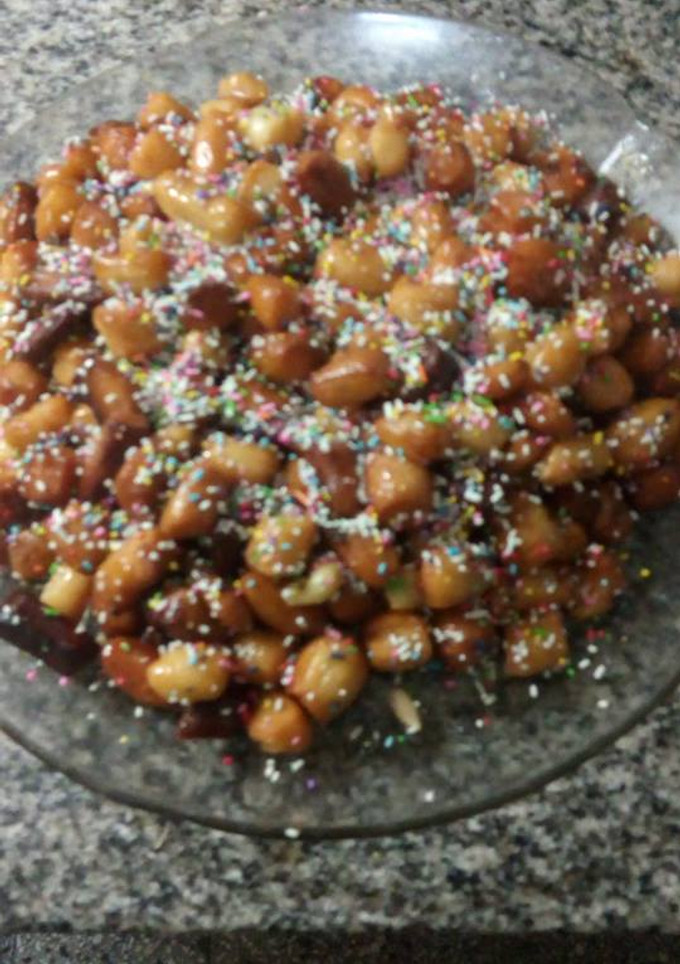 Una foto de Struffoli una dulce golosina italiana de la  región de Sicilia