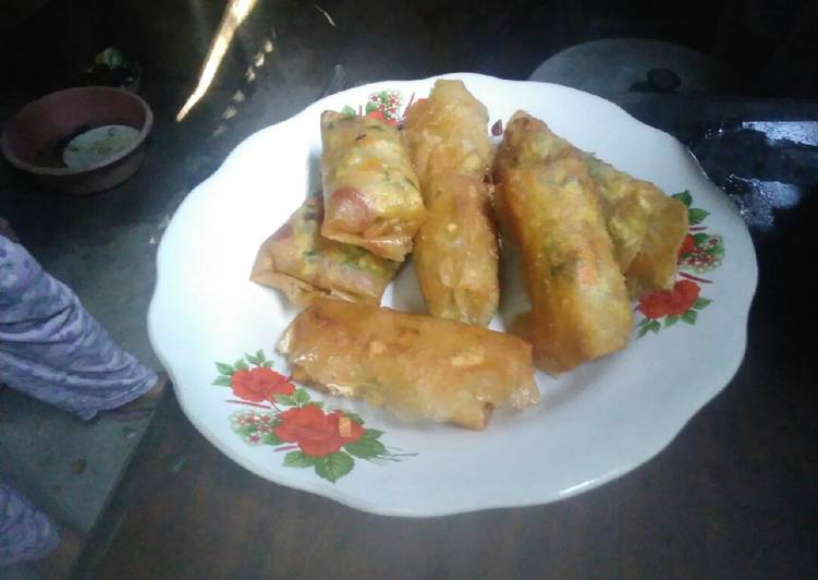 Risoles/Lumpia sederhana isi sayur+sosis+telur