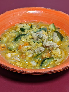 Una foto de Entrañable guiso de lentejas con pollo y calabacín