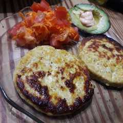 Una foto de Hamburguesas de Pollo, Zanahoria y Sésamo