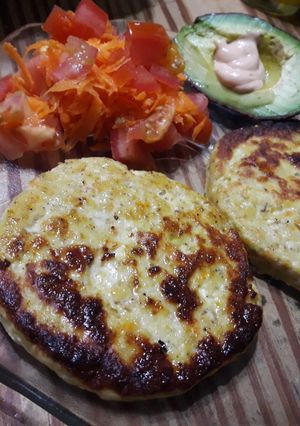 Una foto de Hamburguesas de Pollo, Zanahoria y Sésamo