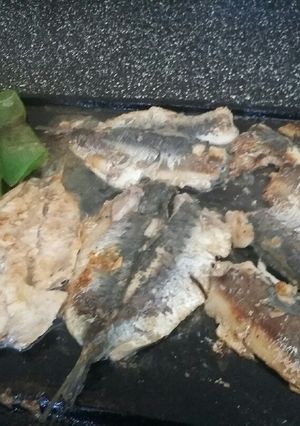 Una foto de Sardinas a la plancheta con morrón verde