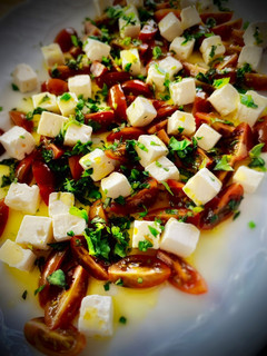 Una foto de Ensalada de cherries con albahaca y queso feta