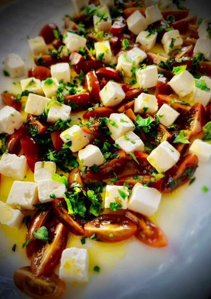 Una foto de Ensalada de cherries con albahaca y queso feta