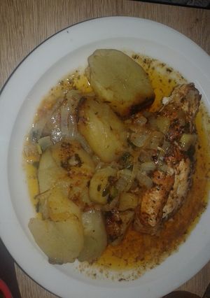 Una foto de Pollo a la cebolla con papas