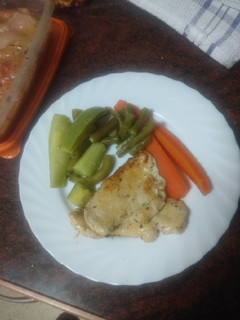 Una foto de Pechuga de pollo con verdura cocida
