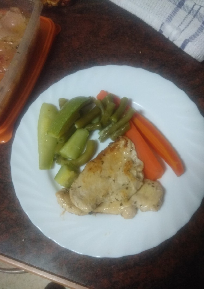 Una foto de Pechuga de pollo con verdura cocida
