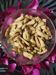 साखें (नमकपारे) (Sankhe (Namakpare) recipe in Hindi) रेसिपी मुख्य फोटो