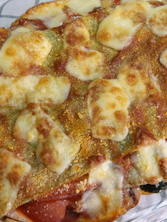 Una foto de Lasaña de salchichas de carne o vegetarianas y berenjena