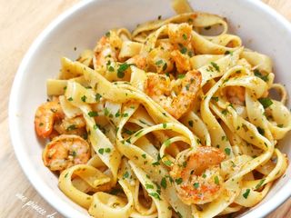 Garlic noodles aux crevettes