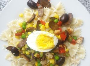 Una foto de Corbatitas a la crema con verduras y trocitos de pollo