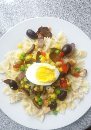 Una foto de Corbatitas a la crema con verduras y trocitos de pollo