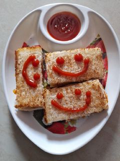 ब्रेड पिज़्ज़ा पॉकेट (bread pizza pocket recipe in Hindi) रेसिपी मुख्य फोटो