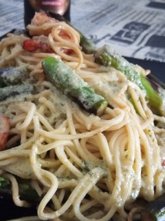 Una foto de Spaguetti con Trigueros y Gambones al Pesto de Salmón