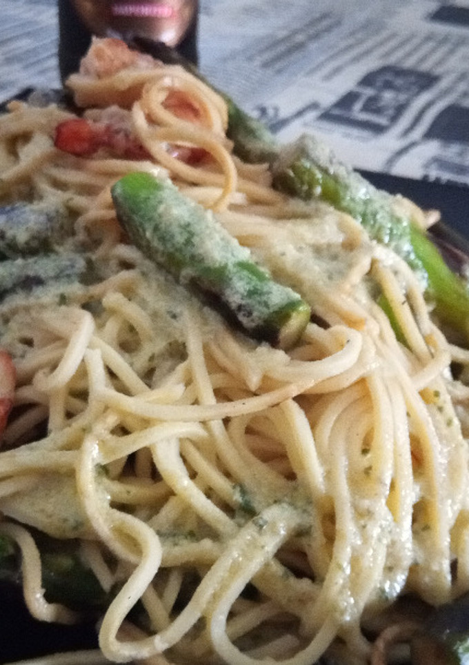 Una foto de Spaguetti con Trigueros y Gambones al Pesto de Salmón