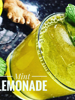 A picture of Mint Lemonade/Detox drink/ weight loss drink.