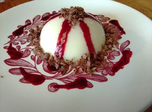 Una foto de Panna cotta de coco con coulis de zarzamora 🥥