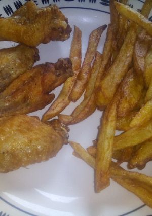 Una foto de Papas fritas con alitas