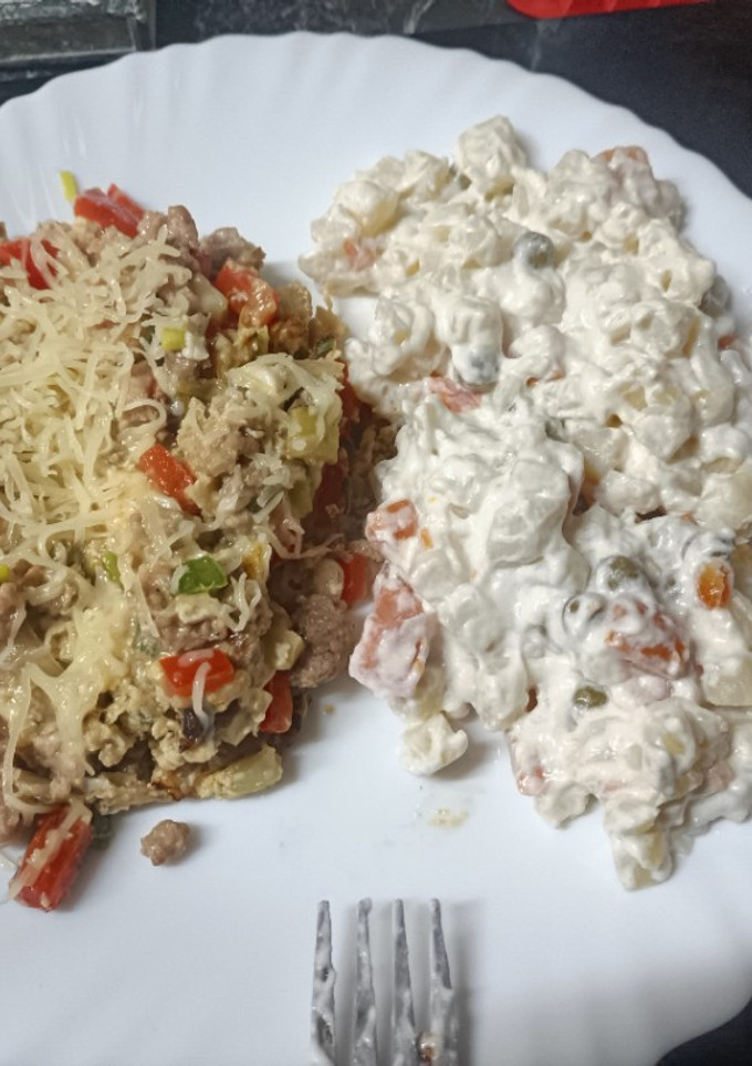 Una foto de Revuelto de carne picada con verduritas y queso