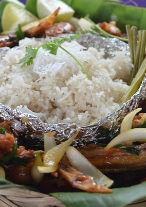 Hình của món Gà kiến chiên nước mắm- xôi dừa.