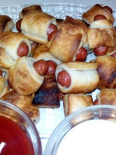 Una foto de Hojaldritos con salchichas y dos salsas