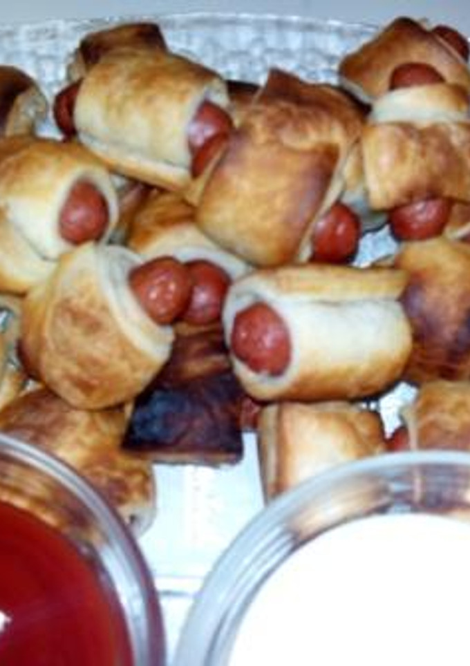 Una foto de Hojaldritos con salchichas y dos salsas