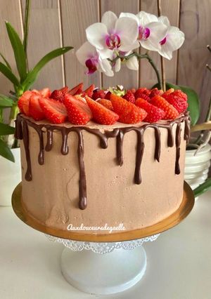 Une photo de Drip cake chocolat noir fraise