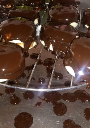 Una foto de Alfajores uruguayos bañados en chocolate.🍫