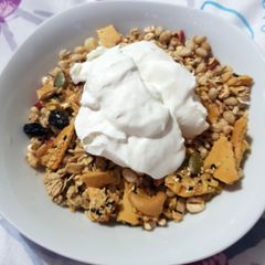 My Granola with drid Fruit and Trail Mix Crackers & Yogurt 🙃 A picture of My Granola with drid Fruit and Trail Mix Crackers & Yogurt 🙃.