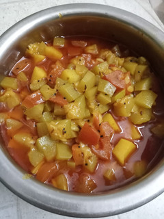 દુધી બટાકા નું શાક (Dudhi Bataka Shak Recipe In Gujarati) રેસીપી મુખ્ય ફોટો