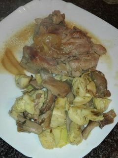 Una foto de Muslo de pollo al horno con alcachofas y cardo salteadas