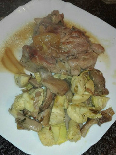 Una foto de Muslo de pollo al horno con alcachofas y cardo salteadas