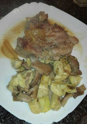 Foto principal de Muslo de pollo al horno con alcachofas y cardo salteadas