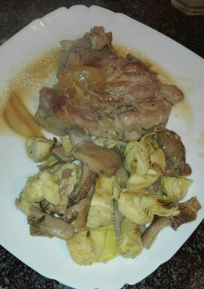 Una foto de Muslo de pollo al horno con alcachofas y cardo salteadas