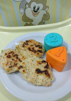 Una foto de Hamburguesas de pollo y verduras para bebés 👶🏽