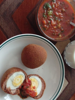 A picture of Scotch eggs with garlic sauce.
