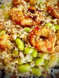 Ensalada tibia de arroz con langostinos y edamame