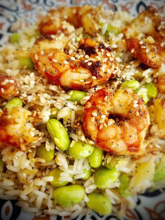 Una foto de Ensalada tibia de arroz con langostinos y edamame