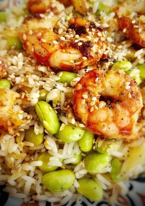 Una foto de Ensalada tibia de arroz con langostinos y edamame