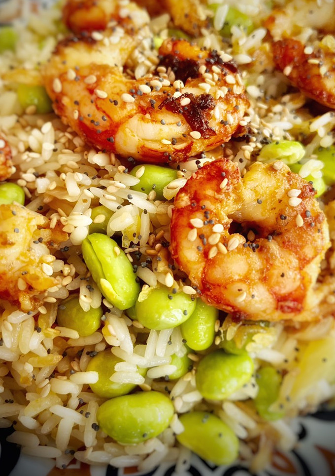 Una foto de Ensalada tibia de arroz con langostinos y edamame