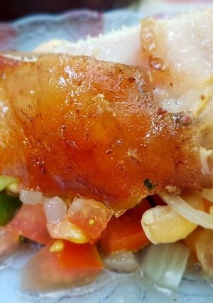 Una foto de Lechón a la estaca, cocinado a leña
