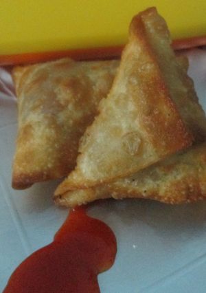A picture of Crispy Vege Samosa.