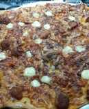 Pizza boloñesa casera amb formatge mahonesa